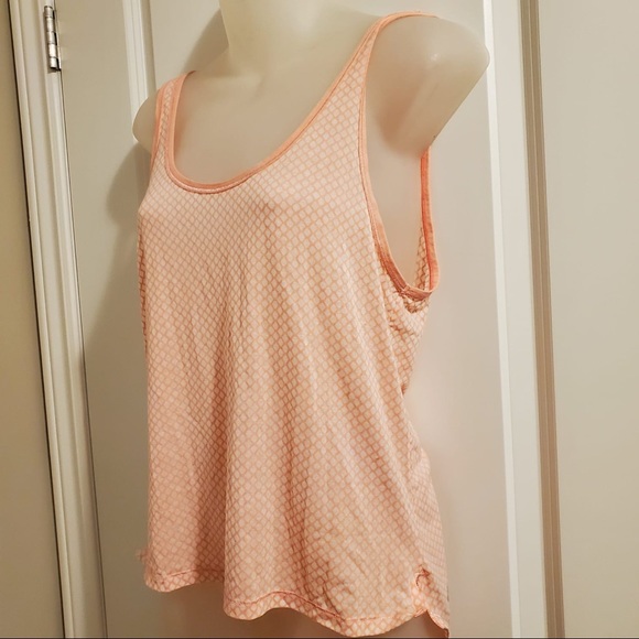 Lululemon peach coloured tank, longer in the back - Picture 4 of 5
